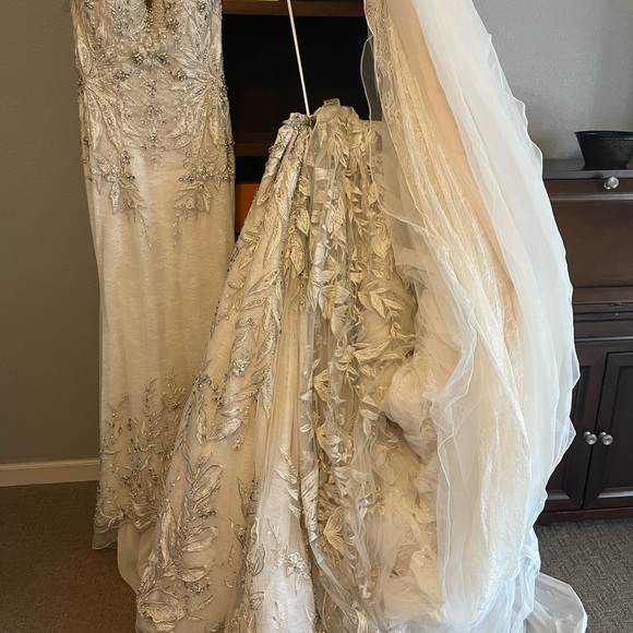 YSA Makino Wedding Gown, size 4 - Picture 3 of 11